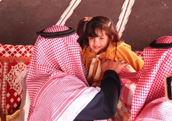 بالصور.. أمين حفر الباطن يزور الطفلة “الزين”.. ضحية الكلاب الضالة