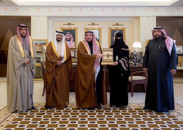 أمير القصيم يكرم الممرضة “مريم الشمري” بديوان الإمارة