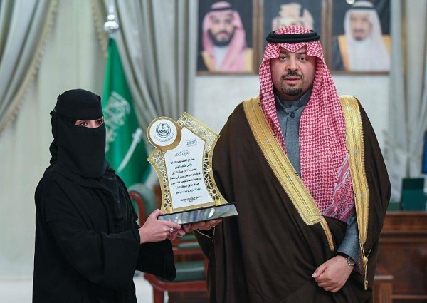 أمير الشمالية يكرّم الممرضة “آمال شمات العنزي”