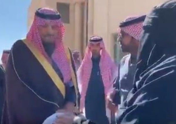بالفيديو: أمير الشمالية يلتقي بالمواطنين في رفحاء .. شاهد: ردة فعله مع مواطنه!