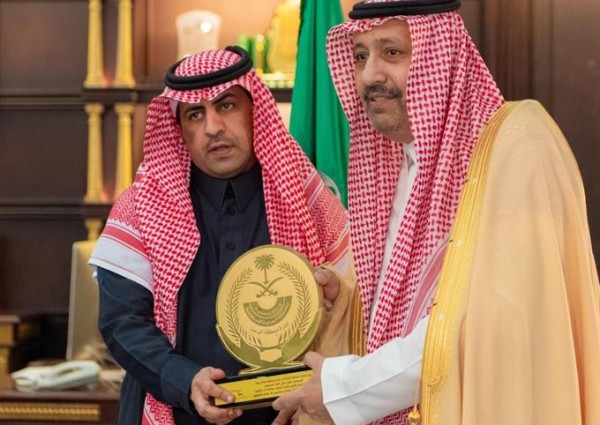 أمير الباحة يكرم موظفًا بالإمارة تبرع بإحدى كليتيه لعمه