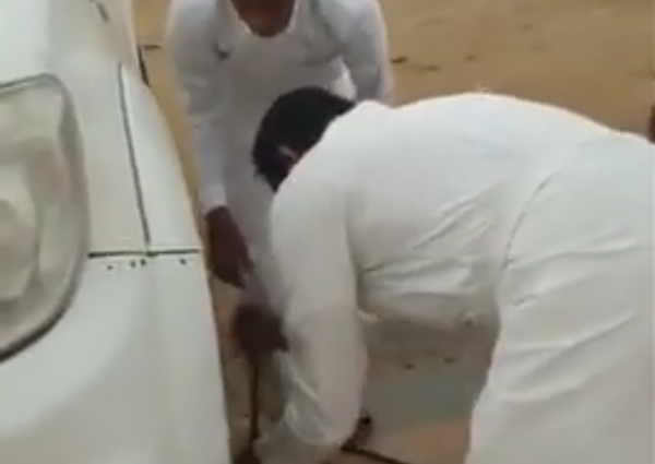 بالفيديو: تعطل سيارة طالب في أحد المسارحة .. شاهد: ردة فعل مدير المدرسة