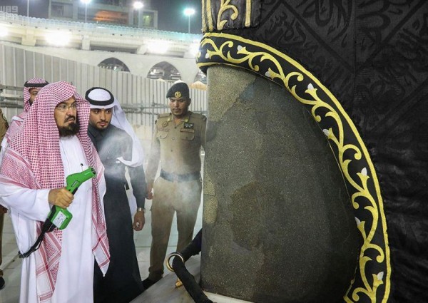 شاهد: “السديس” يشارك العاملين بالحرمين بأعمال التطهير والتعقيم الاحترازي داخل الكعبة