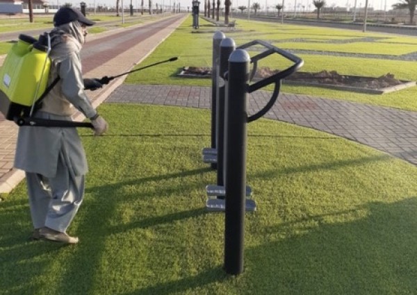 بلدية الحليفة السفلى تواصل أعمالها لتعقيم وتطهير الحدائق والمرافق العامة