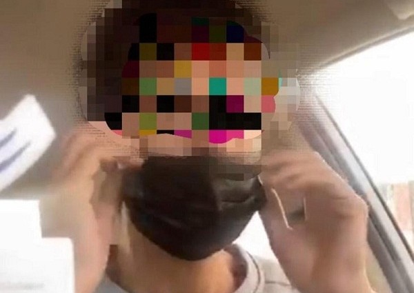 بالفيديو: شخص يرتدي كمامة سوداء يبصق عليها وعلى عملة معدنية .. والجهات الأمنية تطيح به!