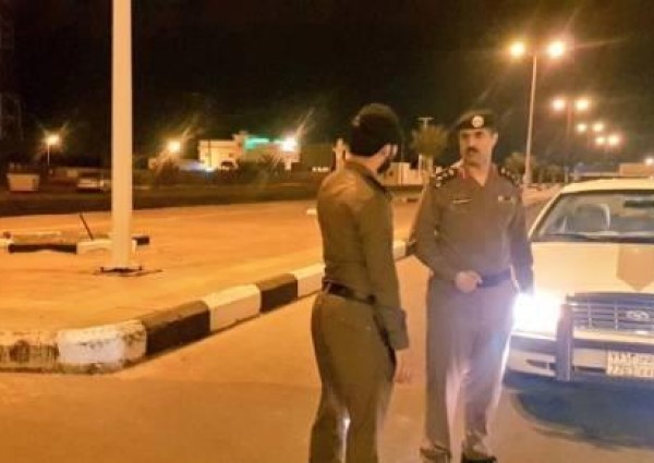 بالصور.. ضبط حبوب مخدرة وخمور وأسلحة بيضاء مع مخالفين لأمر منع التجول بصامطة