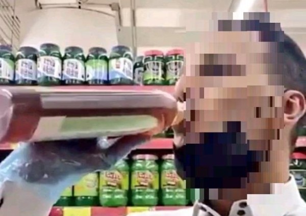 بعد توجيهات من “النيابة” بالقبض عليهما .. شاهد: صاحبا مقطع “مادة التعقيم” يعتذران ويكشفان الحقيقة!