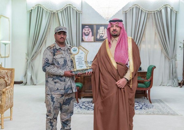أمير الشمالية يكرم الجندي أول بحرس الحدود “عبدالعزيز الشمري” في رفحاء