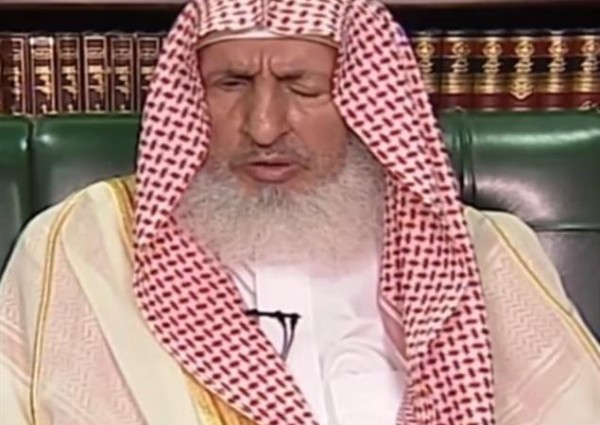 مفتي المملكة: من يبصق على الأماكن العامة لنقل العدوى مفسد وخبيث ويجب معاقبته