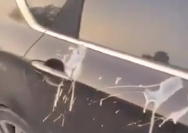 الإطاحة بمواطن سكب مادة سائلة على مقابض أبواب المركبات في جدة