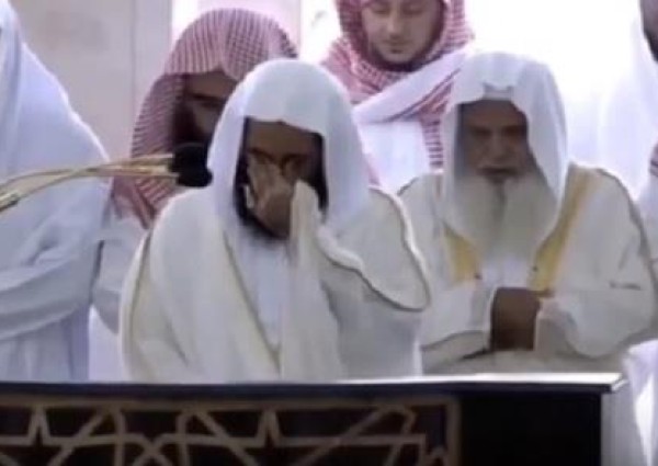 بالفيديو .. إمام الحرم النبوي يجهش بالبكاء خلال صلاة الجمعة .. والكشف عن السبب!