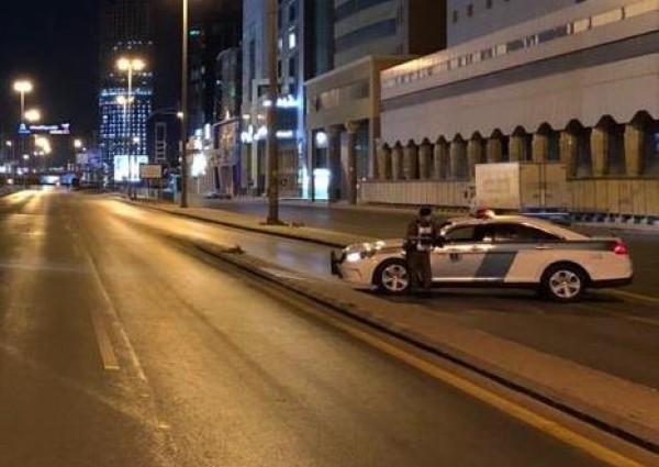 أحد قيادات الأمن محذراً: من يخرج لشراء “الخبز” في وقت منع التجول فسيجد ثمنه 10 آلاف ريال – فيديو