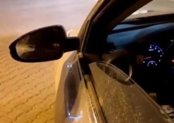 شاهد .. لحظة تحرير رجال الأمن مخالفة بحق فتاة قادة مركبتها أثناء منع التجول في المملكة