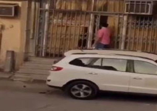 شاهد: مقيم مصري يوثق مشهد صادم .. حلاق يستقبل زبائنه خلسة في الرياض