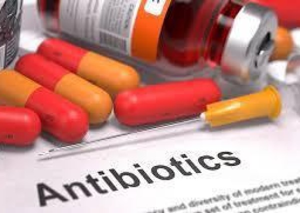 هل المضادات الحيوية تقي أو تعالج “كورونا” ؟ .. الصحة تجيب!