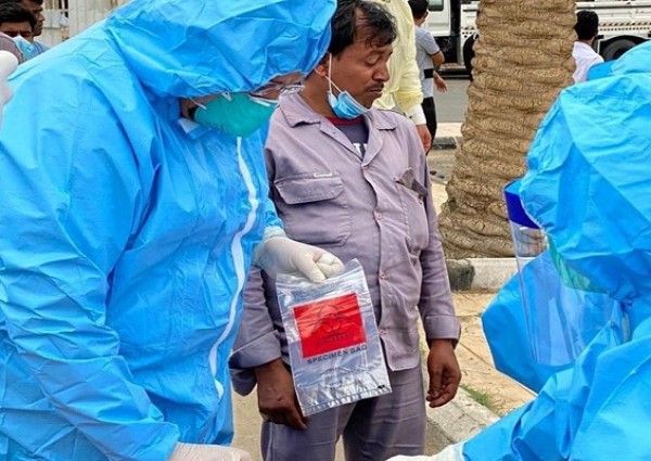 شاهد: لحظة إجراء المسح النشط لعدد كبير من العمالة الوافدة في حديقة عامة بالرياض