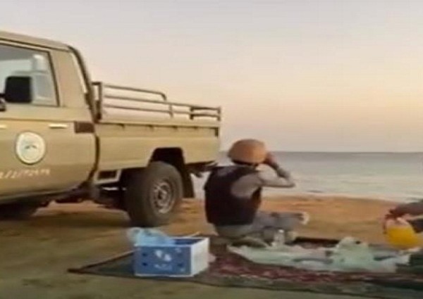 شاهد: لحظة تناول رجال حرس الحدود طعام الإفطار في ثاني أيام رمضان في ثغور المملكة براً وبحراً