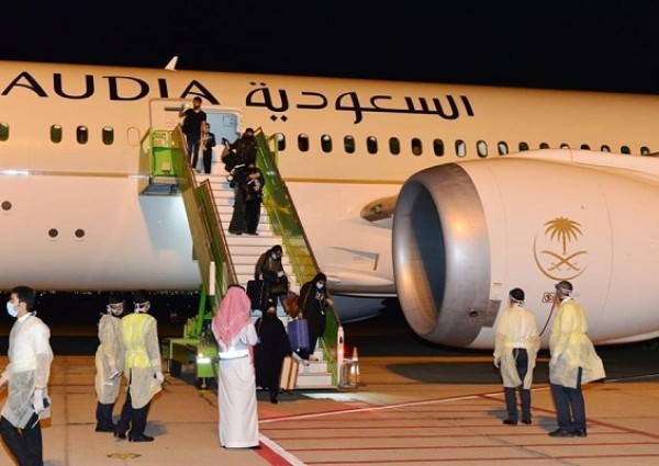 “قبلة جواز السفر وارتداء وشاح الوطن” .. شاهد: أول صور للمواطنين القادمين من مدريد إلى مطار حائل