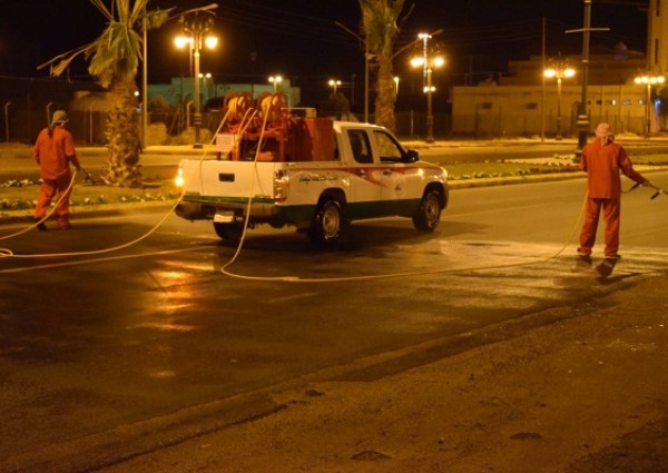 بالصور .. ” بلدية تيماء ” تواصل تكثيف أعمالها في تطهير وتعقيم الأحياء والشوارع العامة