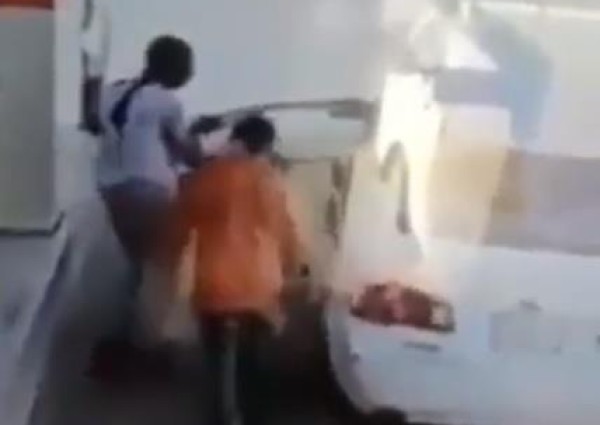 “كاميرا مراقبة” ترصد لحظة اختطاف عامل محطة وقود بالقوة في جازان .. والشرطة تطيح بالجناة