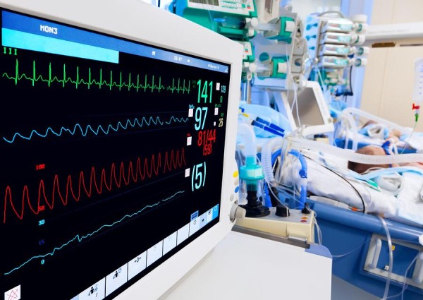 طفل يناشد أهل الخير لزراعة القلب.. وحالته حرجة في العناية المركزة