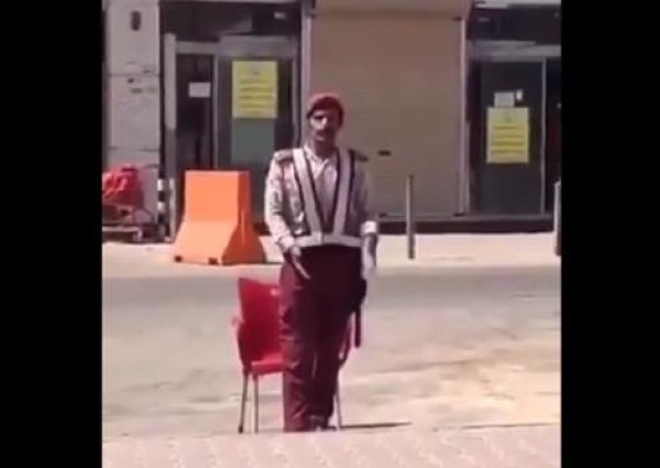 شاهد: رجل أمن يشتكي من إزالة الغرفة المخصصة له للراحة من حرارة الشمس .. وتفاعل أمانة الجوف معه!