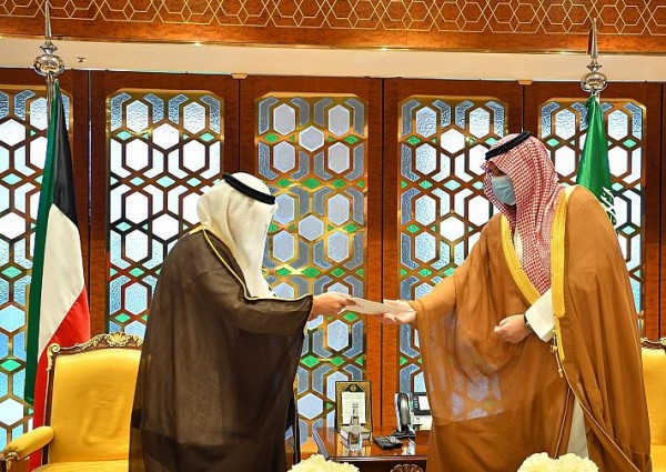 الأمير تركي بن محمد يتلقى رسالتين لخادم الحرمين وولي العهد من أمير دولة الكويت