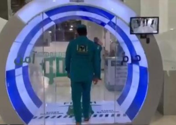 شاهد .. أول فيديو لحظة تجريب جهاز التعقيم الذاتي بعد وضعه على أحد أبواب المسجد الحرام