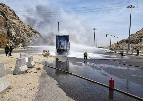 الدفاع المدني بمكة تسيطر على حريق شب بحاوية لنقل مواد كيميائية