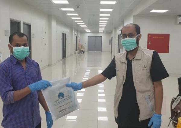 جمعية أجياد توزع 2500 حقيبة دعوية لمصابي كورونا بمكة