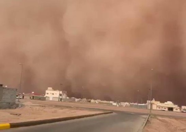 على مساحة واسعة ومرتفعة في السماء .. بالفيديو: موجة غبار وأتربة ضخمة تضرب حفر الباطن