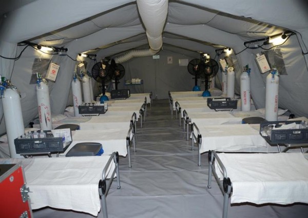 بالصور .. وزارة الدفاع تنشئ مستشفيين متنقليين بالقرب من الأحياء المعزولة في مكة