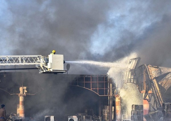 الدفاع المدني بتبوك يسيطر على حريق إندلع في عدد من المحلات التجارية بالسوق الدولي