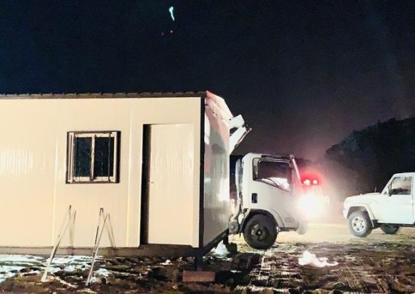 بلدية أضم تغلق تغلق مداخل ومخارج طرق قرية الجويني بسبب ظهور حالات إصابة بـ”كورونا”