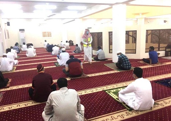 تطوعي تعليم تبوك يشارك في تنفيذ الاحترازات الوقائية لصلاة الجمعة