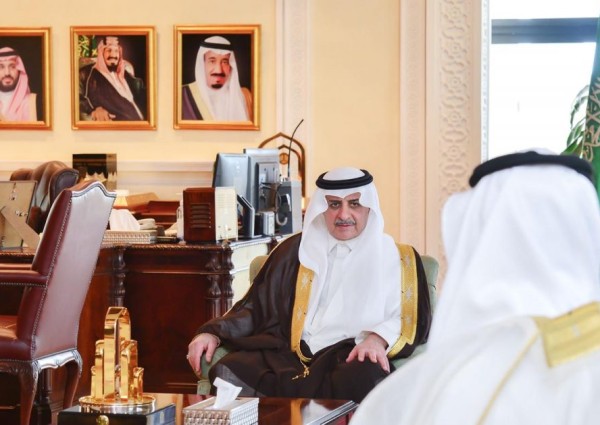 أمير تبوك يلتقي مدير مطار الأمير سلطان بن عبدالعزيز الدولي