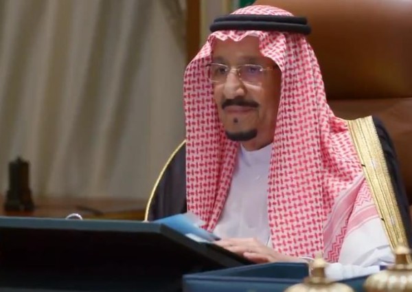 شاهد .. ابتسامة الملك سلمان تأسر قلوب المواطنين في اجتماع مجلس الوزراء