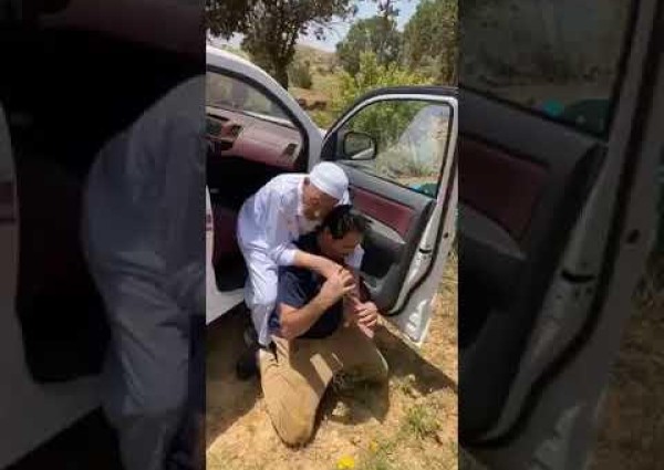 ضاربا أجمل الأمثلة .. شاهد: مواطن يحمل والده على ظهره للتنزه في أحد مناطق عسير