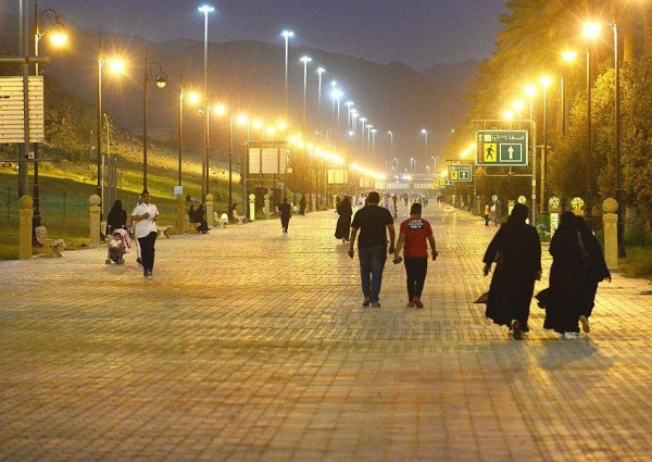 استطلاع للرأي .. ماذا لو امتنع صديقك عن المصافحة باليد في المملكة؟  – فيديو