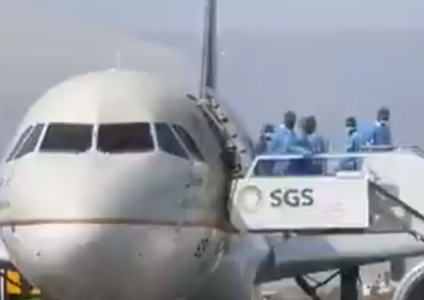 شاهد: لحظة قيام فريق مختص بتعقيم الطائرات المتواجدة بمطار جازان