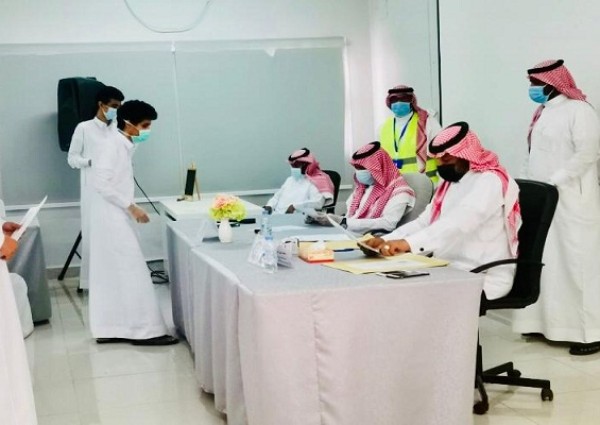 فريق تطوعي مع قادة المدارس يسلم شهادات الثانوية العامة بأملج