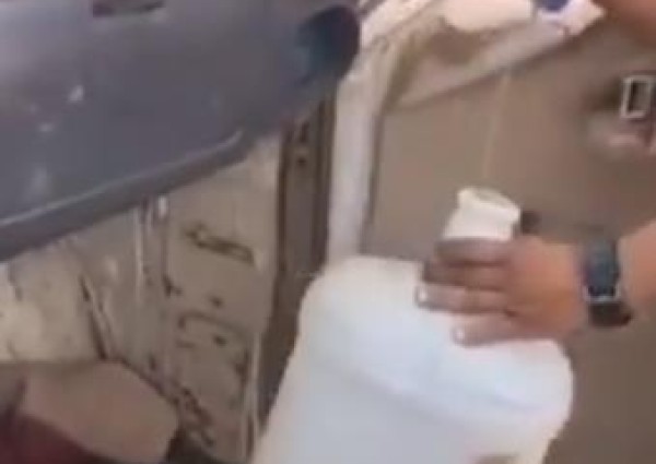 شاهد: شخص يقوم بتعبئة جالون بنزين داخل سيارته في محطة وقود بمكة .. والدفاع المدني يتدخل!