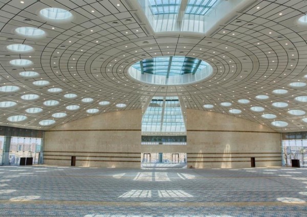 بدون أعمدة من الداخل .. . جامع في تبوك يحتوي على أكبر قبة بالشرق الأوسط.. يشهد إقامة أول صلاة جمعة – صور