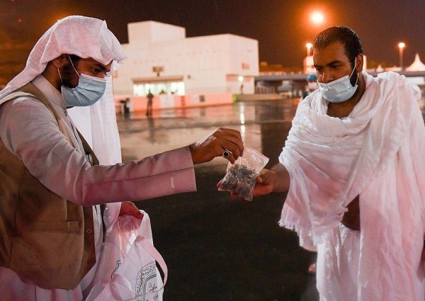 “الحج والعمرة” تقدم حصوات رمي الجمرات معقمة لضيوف الرحمن – فيديو