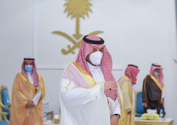 أمير الحدود الشمالية يستقبل شيوخ القبائل والمعرفين وأعضاء مجلس المنطقة وجموع الموطنين