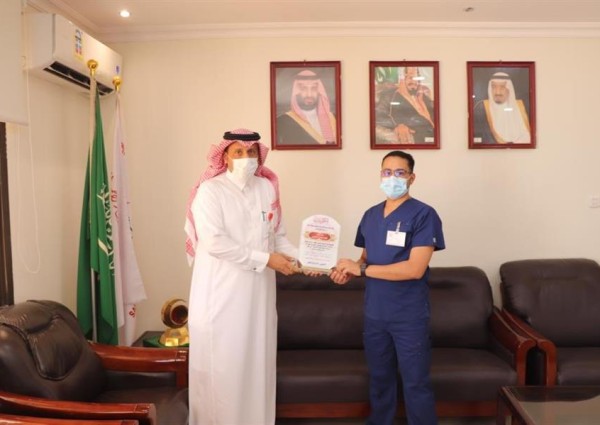 مدير عام الهلال الأحمر بالقصيم يكرم المسعف “فهد الزغيبي” نظير مجهوداته