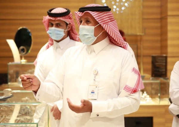الشهراني يشارك في جولة تفتيشية للتأكد من تطبيق قرارات التوطين بعسير