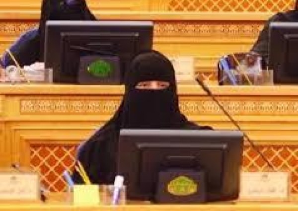 “إقبال دندري” تتقدم للشورى بتوصية جديدة بإلغاء اشتراط المحرم للفتاة في حالة الابتعاث