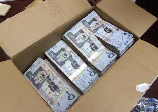 حادث مروري يكشف عن قضية تستر تجاري و “نصف مليون ريال” داخل سيارة وافد