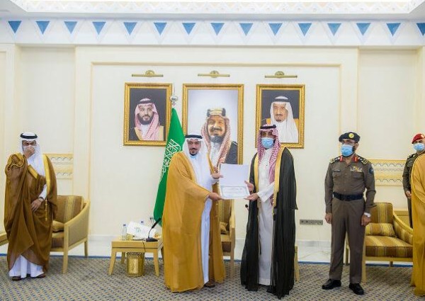 أمير القصيم يكرم عدد من منسوبي الدفاع المدني ومسؤولي القطاعات الحكومية